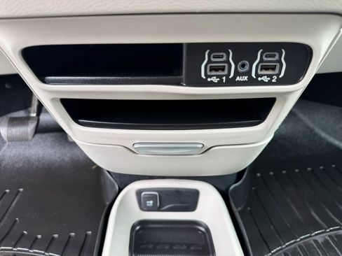 Used 2021 Chrysler Voyager L FWD image 27