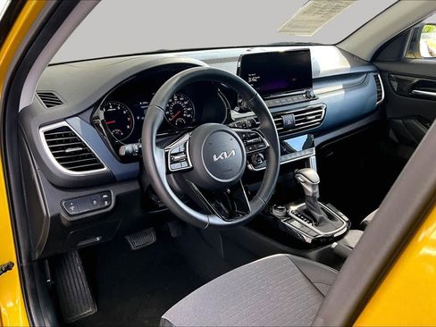 Used 2023 Kia Seltos S w/ Navigation Package FWD image 17