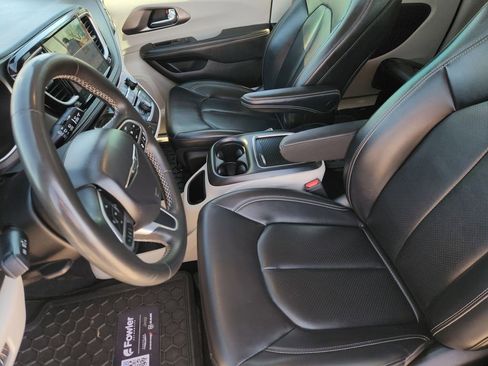 Used 2023 Chrysler Pacifica Touring-L image 14