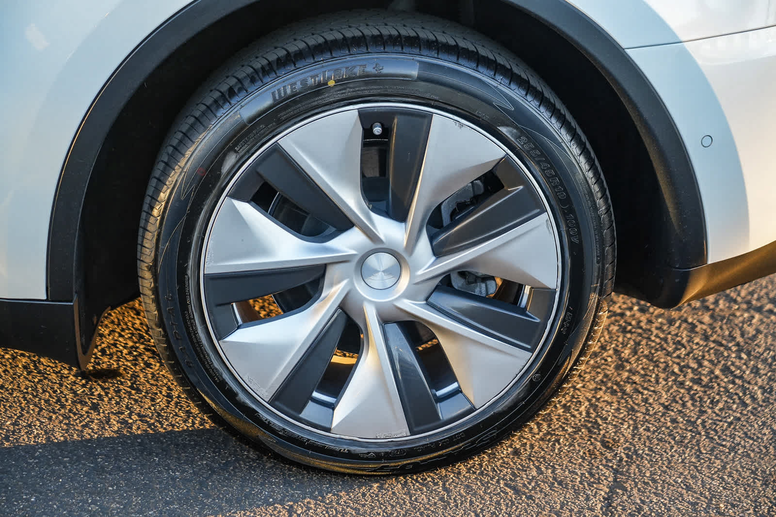 Used 2022 Tesla Model Y Long Range AWD/4WD image 9