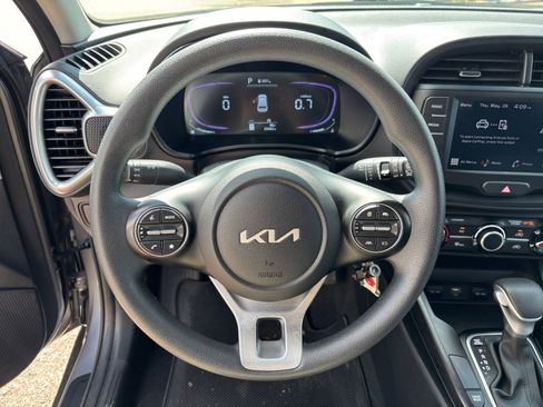 Used 2025 Kia Soul LX w/ LX Technology Package FWD image 25