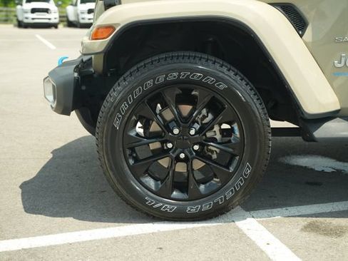 Used 2022 Jeep Wrangler Unlimited Sahara AWD/4WD image 11