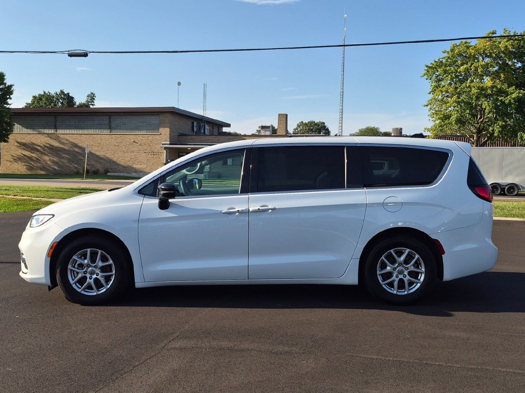 Used 2024 Chrysler Pacifica Touring-L FWD image 4