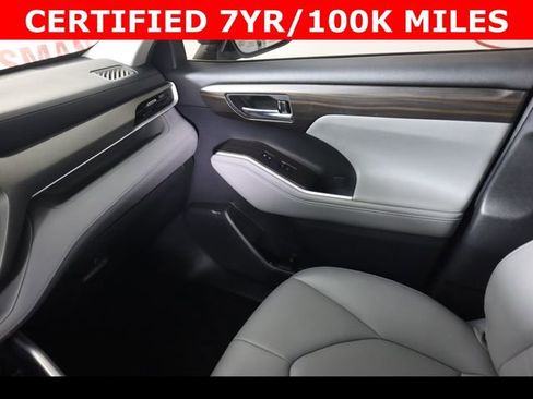 Used 2021 Toyota Highlander XLE FWD image 16