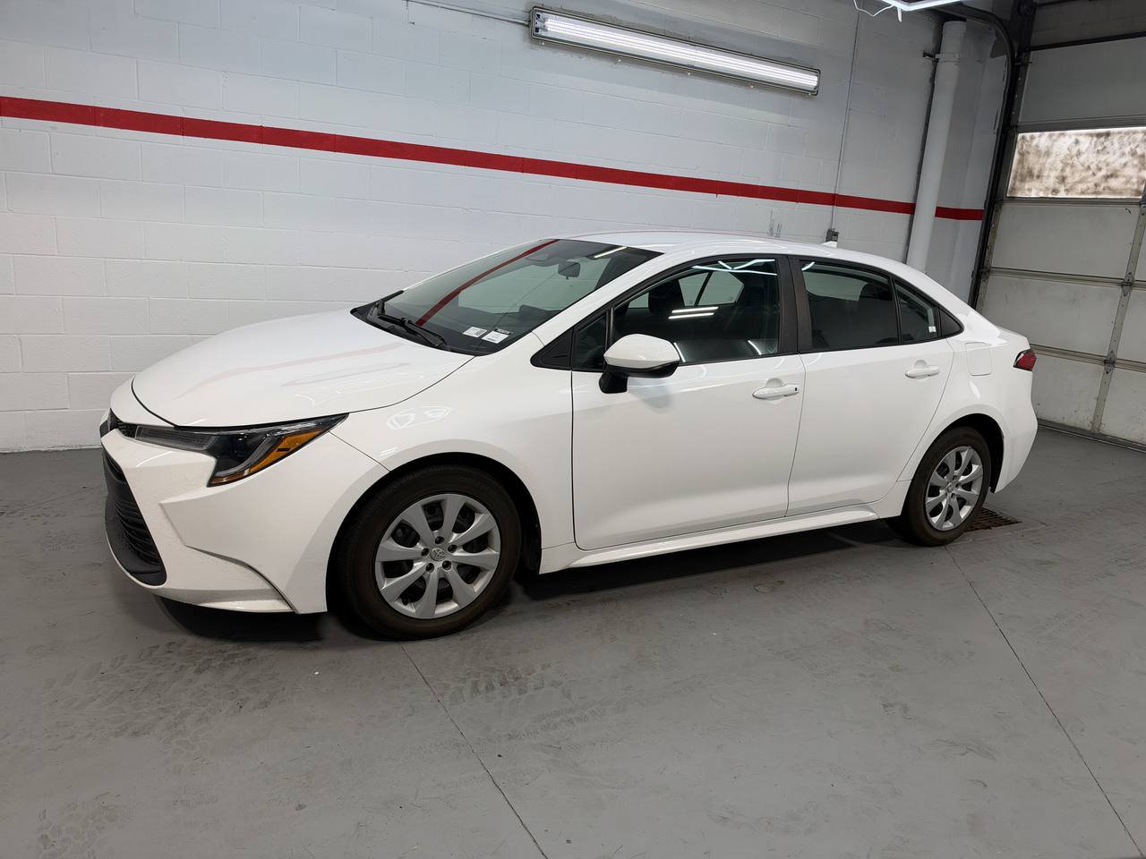Used 2024 Toyota Corolla LE FWD image 2