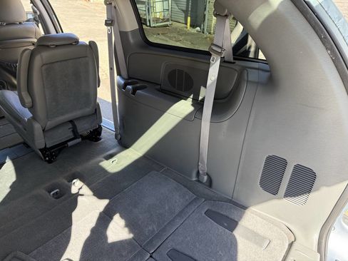 Used 2006 Chrysler Town & Country Touring image 76