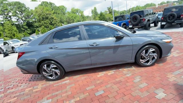 Used 2025 Hyundai Elantra Sport FWD image 2