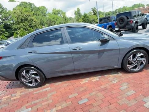 Used 2025 Hyundai Elantra Sport FWD image 2