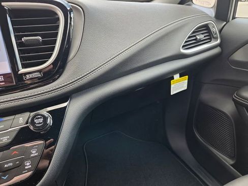 New 2026 Chrysler Pacifica Select image 24