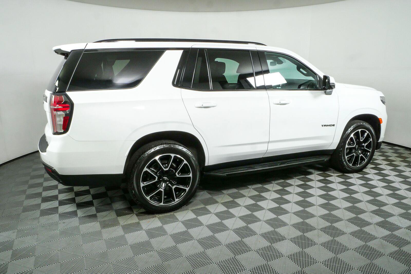 Used 2021 Chevrolet Tahoe RST w/ Luxury Package RWD image 2