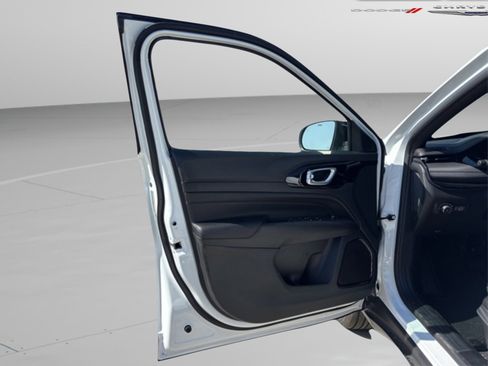 New 2026 Jeep Compass Latitude image 12