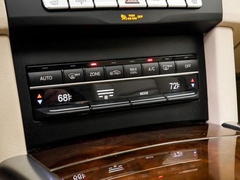 Used 2015 Mercedes-Benz E 250 BlueTEC 4MATIC Sedan image 19