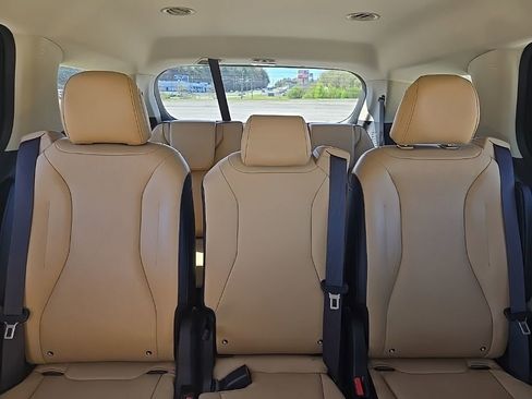 Used 2024 Kia Carnival LX image 22