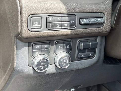 Used 2022 GMC Yukon Denali w/ Denali Ultimate Package AWD/4WD image 32