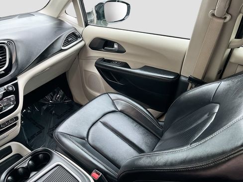 Used 2024 Chrysler Pacifica Touring-L image 21