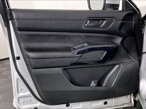 Used 2024 Nissan Pathfinder SV image 24