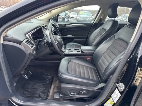 Used 2017 Ford Fusion SE w/ Equipment Group 201A image 9