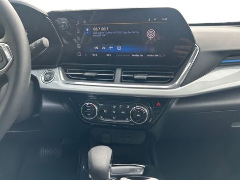 Used 2025 Chevrolet Trax LT w/ LT Convenience Package image 12