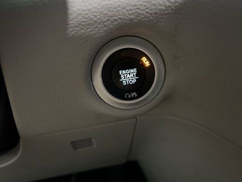 Used 2024 Chrysler Pacifica Limited FWD image 37