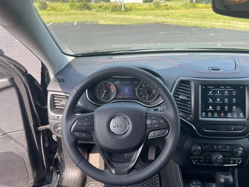 Used 2022 Jeep Cherokee Trailhawk w/ Comfort/Convenience Group AWD/4WD image 15