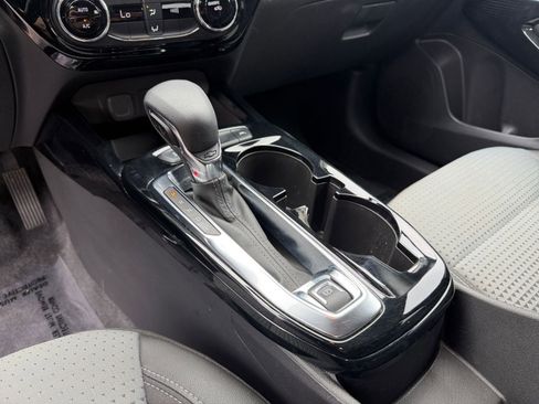 Used 2025 Chevrolet Trax LT FWD image 40