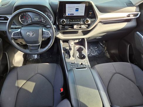 Used 2024 Toyota Highlander LE image 14