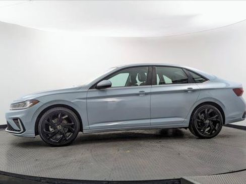 Used 2025 Volkswagen Jetta SE w/ Sunroof Package FWD image 3