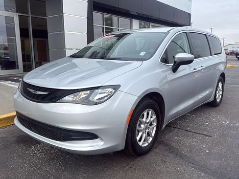 Used 2023 Chrysler Voyager LX image 9