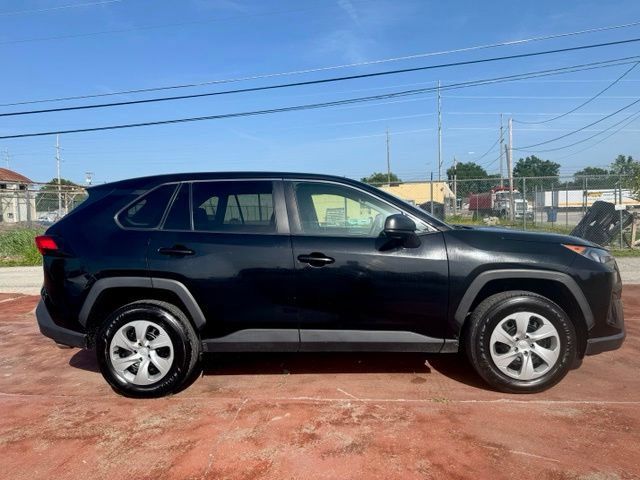 Used 2022 Toyota RAV4 LE AWD/4WD image 3
