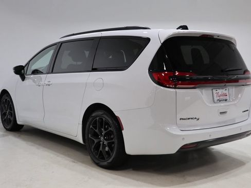 Used 2025 Chrysler Pacifica Limited FWD image 6
