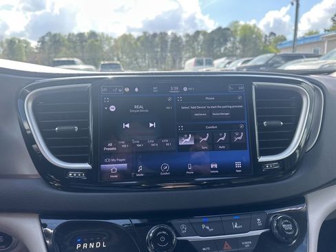 Used 2021 Chrysler Pacifica Touring-L image 17