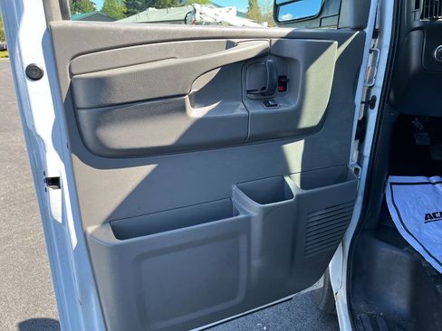 Used 2015 Chevrolet Express 2500 RWD image 9