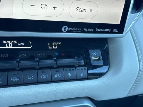 Used 2023 Toyota Sequoia Capstone AWD/4WD image 31