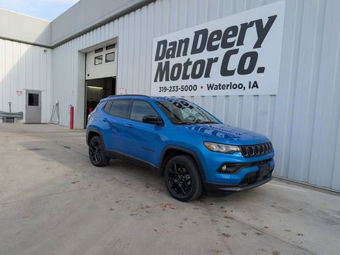 Used 2025 Jeep Compass Latitude w/ Convenience Group image 1