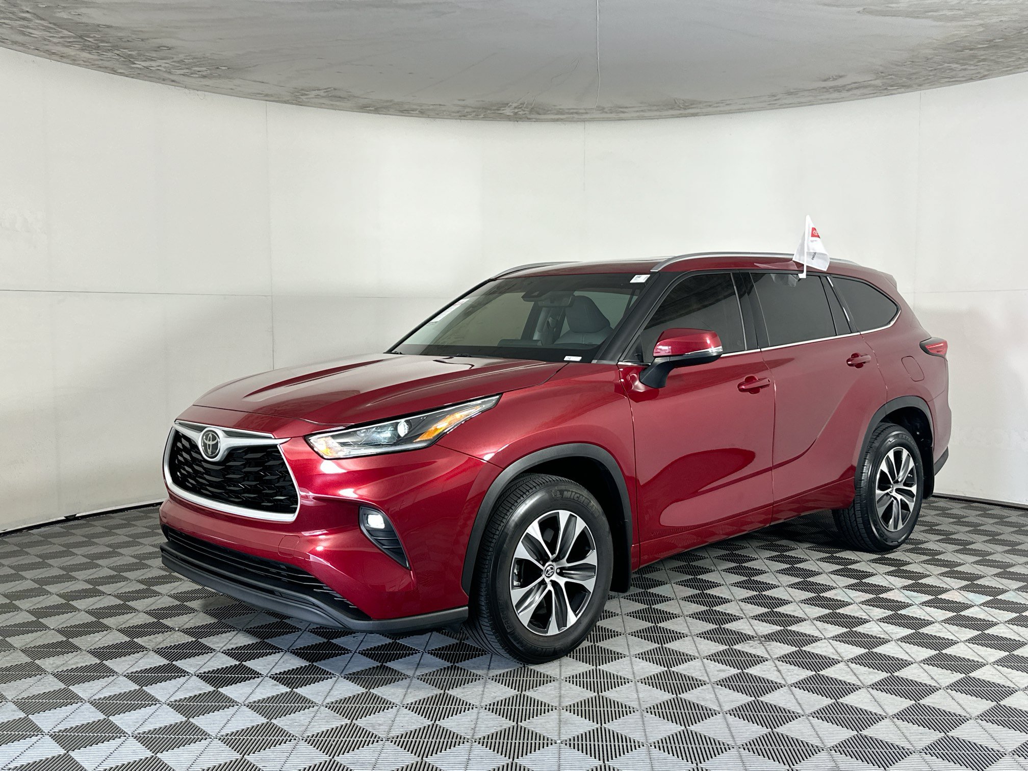 Used 2021 Toyota Highlander XLE AWD/4WD image 7