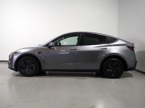 Used 2026 Tesla Model Y Long Range RWD image 9