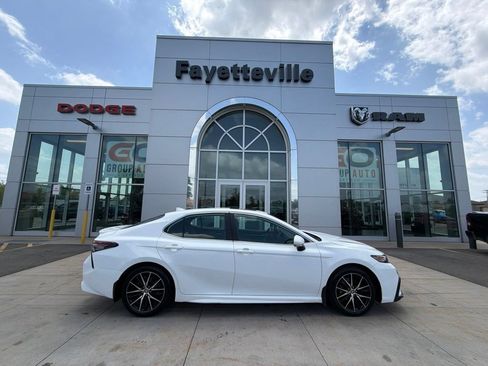 Used 2024 Toyota Camry SE FWD image 4