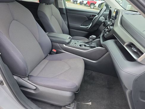 Used 2024 Toyota Highlander LE AWD/4WD image 37