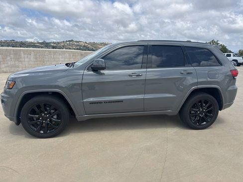 Used 2020 Jeep Grand Cherokee Altitude RWD image 2