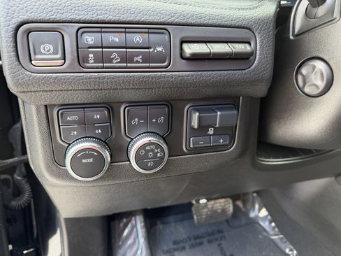 Used 2024 GMC Yukon XL Denali w/ Advanced Technology Package image 7