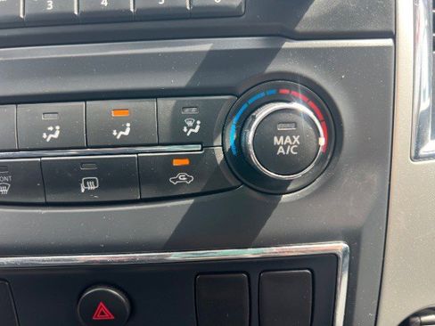 Used 2017 Nissan Titan SV image 36