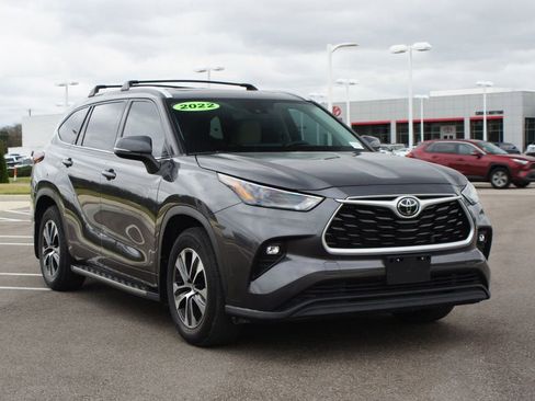 Used 2022 Toyota Highlander XLE image 2