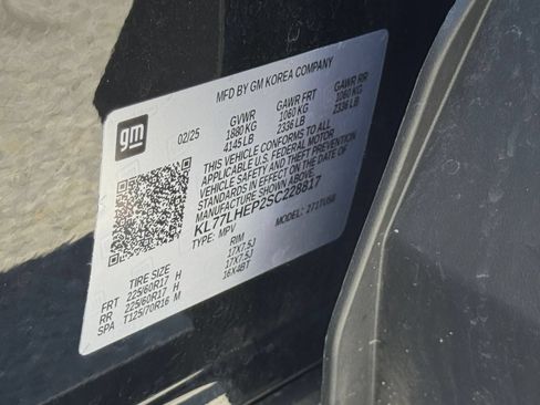 Used 2025 Chevrolet Trax LT FWD image 24