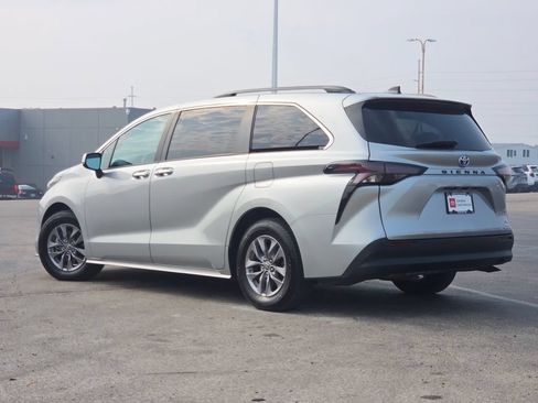Used 2024 Toyota Sienna XLE FWD image 24