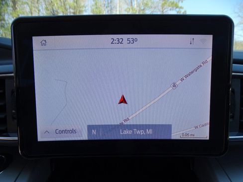 Used 2020 Ford Explorer XLT w/ Equipment Group 202A image 3