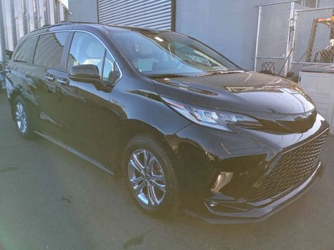 Used 2022 Toyota Sienna XSE w/ XSE Plus Package AWD/4WD image 4