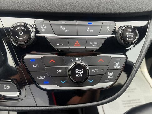 Used 2026 Chrysler Pacifica Select FWD image 18