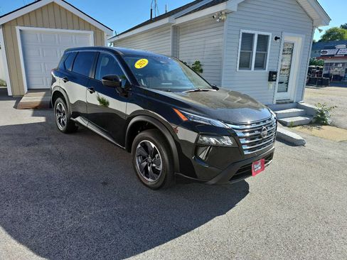 Used 2025 Nissan Rogue SV AWD/4WD image 2