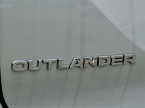 New 2025 Mitsubishi Outlander SE image 12