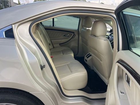 Used 2018 Ford Taurus Limited image 32